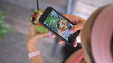 Sağlıklı Yeşil Vejetaryen Meyve Smoothie 'nin Smartphone' uyla Fotoğraf Çeken Fizikçi Kadın