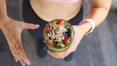 Yeşil Vejetaryen Detox Meyve Smoothie Giyen Spor Sporcusu