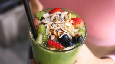 Ispanaklı, Kale ve Avokado 'lu Yeşil Vegan Smoothie.