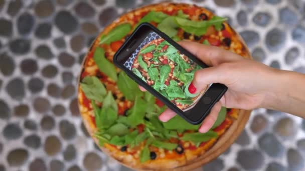 Žena Ruka Fotografování Pizza S Smartphone. — Stock video