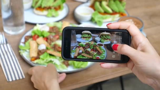 Kvinnliga händer Fotografera hälsosam Vegansk mat vid lunch — Stockvideo