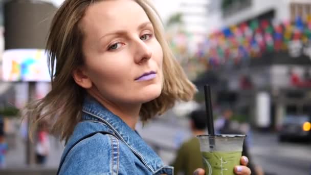 Retrato de Hipster Girl en la ciudad moderna con té verde Matcha helado — Vídeos de Stock