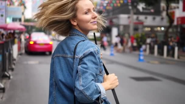 Moda hermosa mujer caminando en la ciudad — Vídeos de Stock