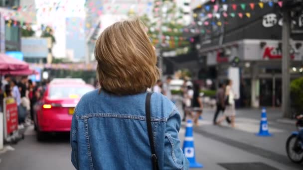 Junge stilvolle Frau in der modernen Stadt mit Eistee-Matcha-Grüntee — Stockvideo