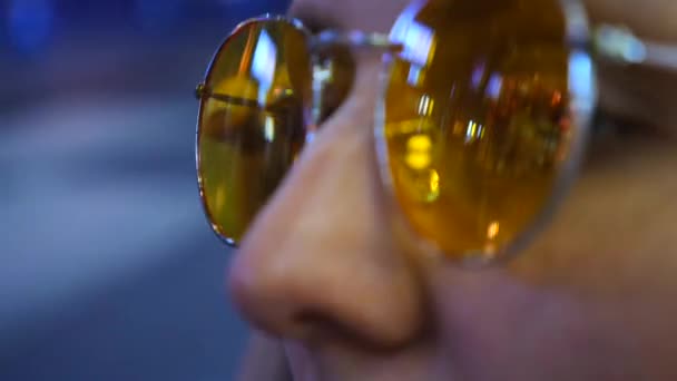 Gros plan De Femme Portrait En Jaune Lunettes De Soleil Avec Lumières De Nuit Reflet — Video