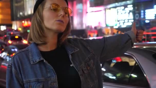Giovane ragazza hipster elegante Autostop su strada nella città di notte — Video Stock