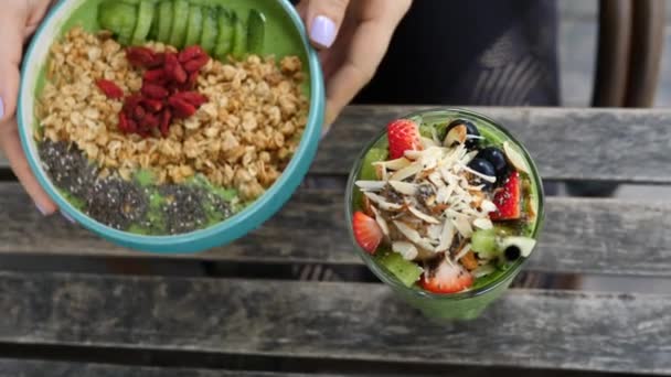 Gesundes veganes Frühstück mit grünem Smoothie mit Chia, Goji und Müsli — Stockvideo