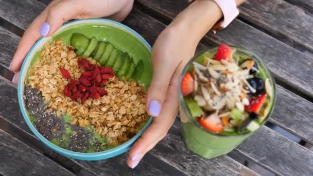 Sağlıklı Kahvaltı İçin Kadın Elleri Ellerinde Vegan Avokado Meyve Smoothie Kasesi. — Stok video