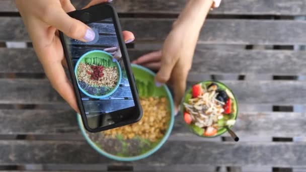 Mulher mãos fotografando saudável Vegan Smoothie Bowl no café da manhã — Vídeo de Stock