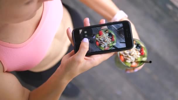 Femme de remise en forme dans les vêtements de sport prenant en photo de Smoothie vert sain avec Smartphone — Video