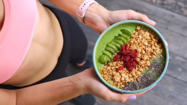 Έννοια της διατροφής, σωστή διατροφή και την υγεία. Αθλητική γυναίκα κρατώντας Smoothie Bowl — Αρχείο Βίντεο