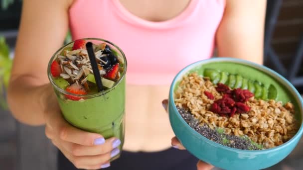 Здоровый образ жизни. Вегетарианский завтрак с зеленым смузи и гранола с супер-духами — стоковое видео