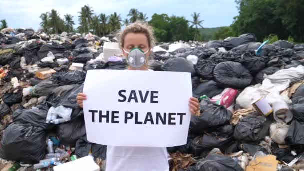 Mulher ativista com salvar o planeta Poster no lixo. Reciclagem, Eco, Reutilização . — Vídeo de Stock