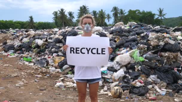 Γυναίκα ακτιβίστρια στο σκουπιδότοπο. Προβλήματα ρύπανσης και περιβάλλοντος. — Αρχείο Βίντεο