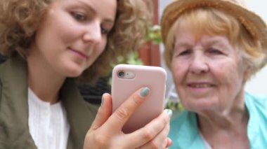Büyükanne smartphone kullanmayı öğretme torunu