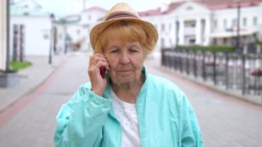 Büyükannem şehir dışında cep telefonu kullanıyor.