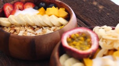 Granola, Fruits ve Böğürtlenli Smoothie Bowl