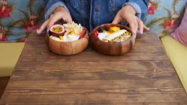 Moda Vegan Sağlıklı Kahvaltı: Granola ve Meyveli Meyve Smoothie Bowl