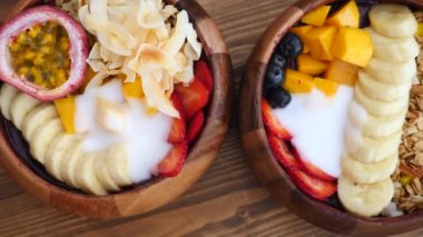 Granola, Meyve ve Meyveli Meyve Smoothie Bowl 'a yakın çekim