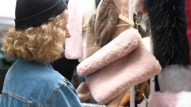 Kadın Müşteri Moda Giysileri Pazarı 'nda Sahte Kürk Çantası Alıyor