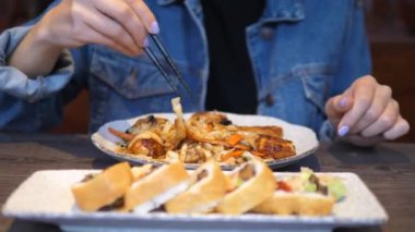 Japon Restoranında Erişte ve Suşi Yiyen Genç Kadın