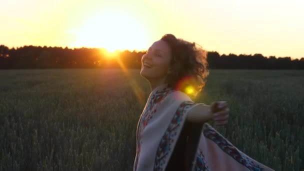 Stile di vita emotivo. Libertà e felicità. Donna al tramonto . — Video Stock