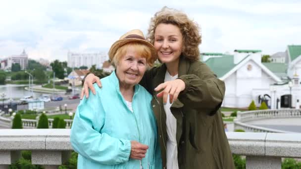 Mutlu büyükanne ve torunu açık hava portresi — Stok video