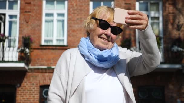 Äldre kvinna tar selfie med smartphone. Mormor Selfie. — Stockvideo