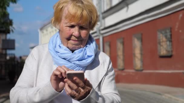 Mujer mayor usando el teléfono celular. Concepto de Personas Mayores y Tecnología . — Vídeos de Stock