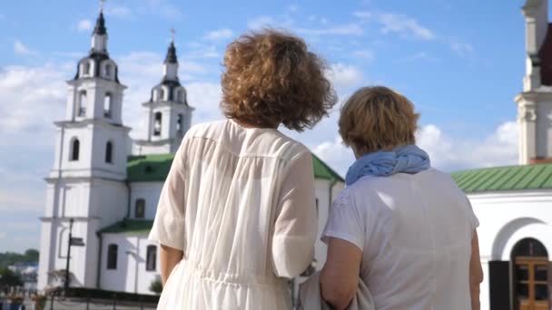 Vovó passeando com neta na cidade olhando para a igreja . — Vídeo de Stock