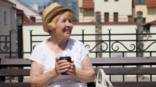 Senior Woman holding Takeaway Coffee Cup pihentető szabadban — Stock videók