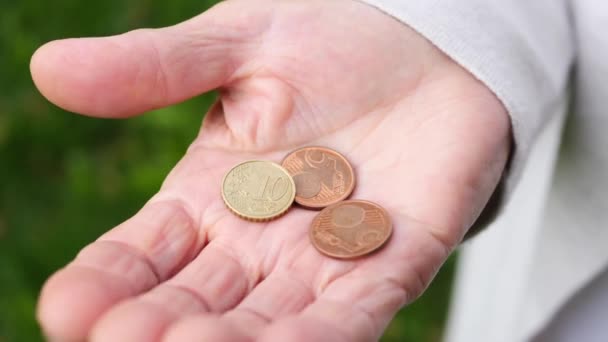 Bliższe ręce starszej kobiety trzymającej monety euro — Wideo stockowe