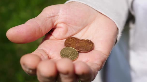 Fattiga äldre kvinna händer som håller euromynt. — Stockvideo