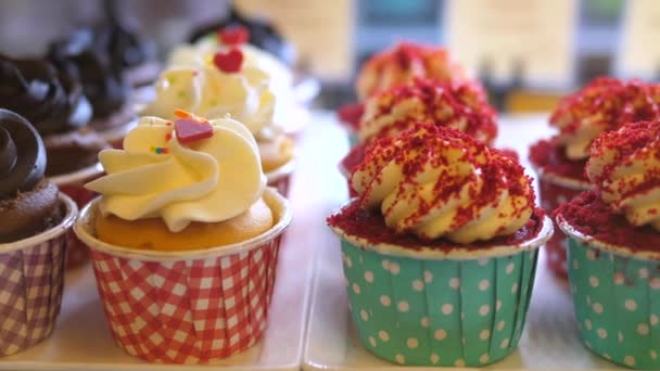 Κοντινό πλάνο του Διακοσμημένα Cupcakes Εμφανίζονται σε Cupcake Ψήσιμο Κατάστημα. — Αρχείο Βίντεο