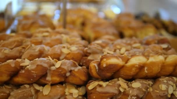 Pâtisseries sucrées, pâte feuilletée, sucre en poudre, glaçage. Gros plan . — Video