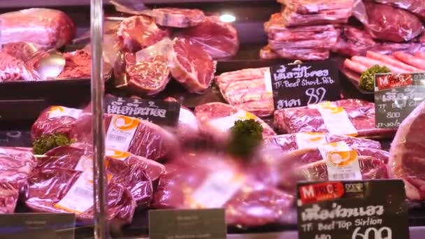 Süpermarkette farklı taze çiğ kırmızı et seçimleri var. Bangkok, Tayland, 13 Nisan 2018. — Stok video
