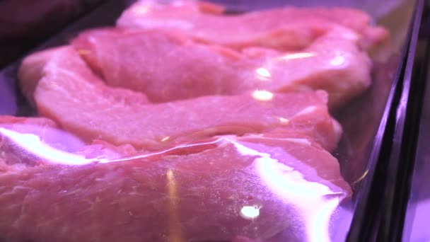 Carne vermelha fresca embalada no supermercado. Fechar de bifes . — Vídeo de Stock
