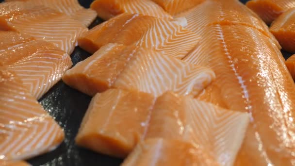 Detailní záběr čerstvé plátky lososa na displeji v supermarketu — Stock video