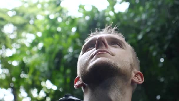 Motivierend erhebend inspirierendes Porträt eines Mannes im Regen — Stockvideo