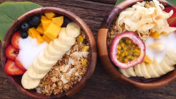 Smoothie Bowl de petit déjeuner d'été sain avec granola, mangue, noix de coco — Video