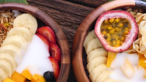 Concepto de desayuno vegano. Smoothie Bowl con fresa, plátano, fruta de la pasión — Vídeos de Stock