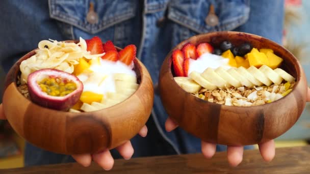 健康的な夏の朝食を保持する女性の手スムージーボウル — ストック動画