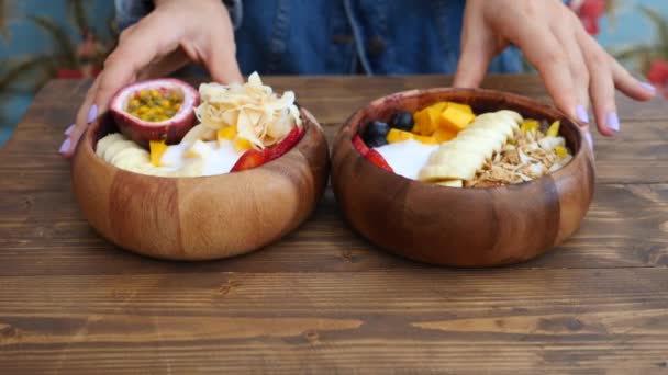 Tendência do café da manhã: Hawaiian Vegan Smoothie Bowl — Vídeo de Stock