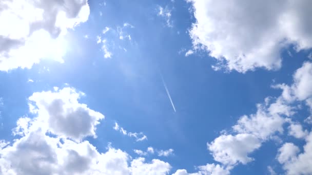 Vliegtuig vliegt in de blauwe lucht verlaat spoor — Stockvideo