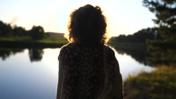 Mujer disfrutando del atardecer de verano y la naturaleza junto al río — Vídeos de Stock