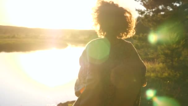 Jong gelukkig vrouw rennend bij zonsondergang aan de rivier — Stockvideo