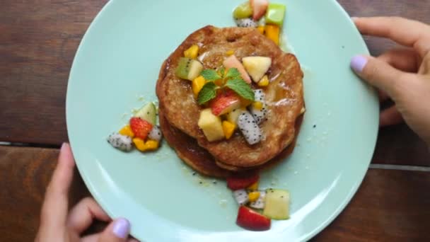Frukostgröt Veganska pannkakor med frukt. Ovanifrån. Närbild. — Stockvideo