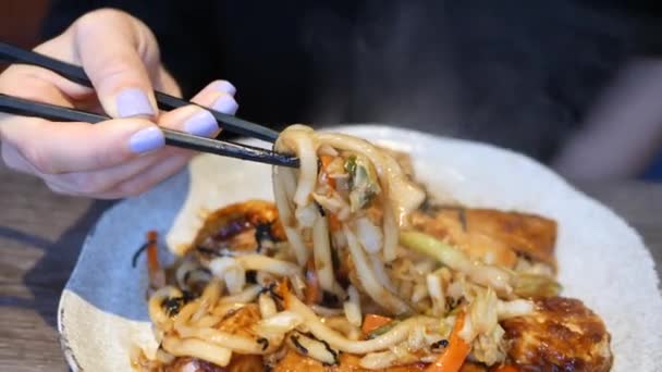 Gebratene Udon-Nudeln mit Tofu und Gemüse - vegane japanische Küche — Stockvideo