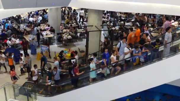 Mensen in beweging in de roltrap bij het moderne winkelcentrum. — Stockvideo