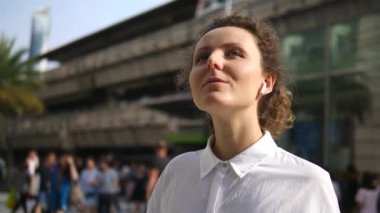 Şehirdeki Hava Modüllerinde Müzik Dinleyen Genç Modern Kadın